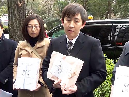 公取委に署名と措置請求書を提出した楽天ユニオンの勝又勇輝代表(写真右）