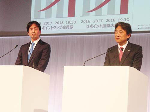 提携内容を説明するメルカリの山田進太郎ＣＥＯ（写真左）とＮＴＴドコモの吉澤和弘社長