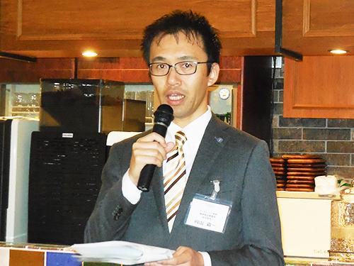 発表会で「カロリミット」について説明するファンケルのマーケティング本部健康食品事業部・向山嘉一担当部長