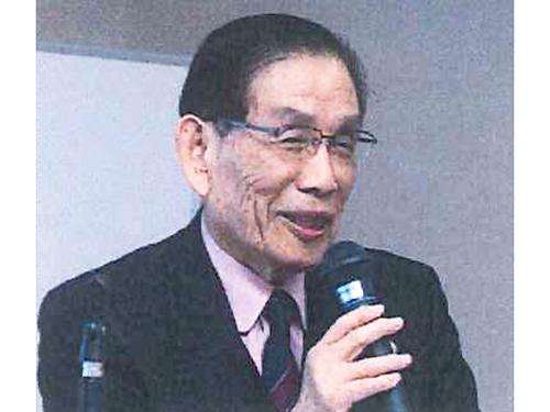報告会で講演する三浦一光会長