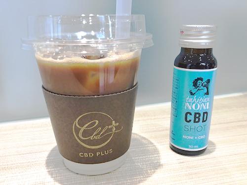 ノニとＣＢＤを混ぜた「タヒチアンノニ　ＣＢＤショット」とＣＢＤを入れたラテ