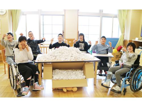 「おおぞらのいえ」で、折り紙を作る子どもたち