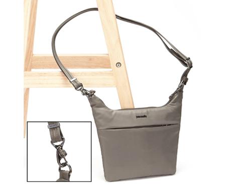 置き引きを防ぐショルダーストラップ