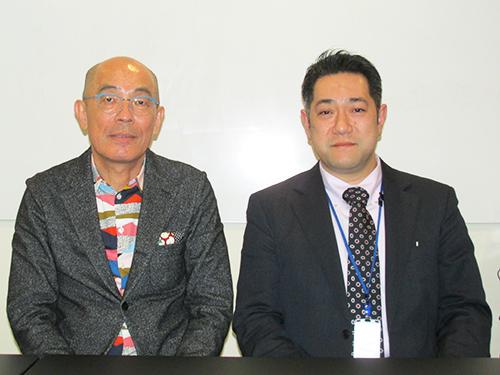 キャムの下川良彦社長（写真左）とイー・ロジットの岡田光弘課長