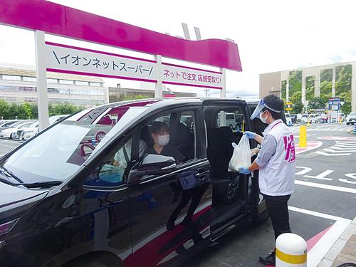 車に乗りながら商品を受け取ることができる「ドライブピックアップ」