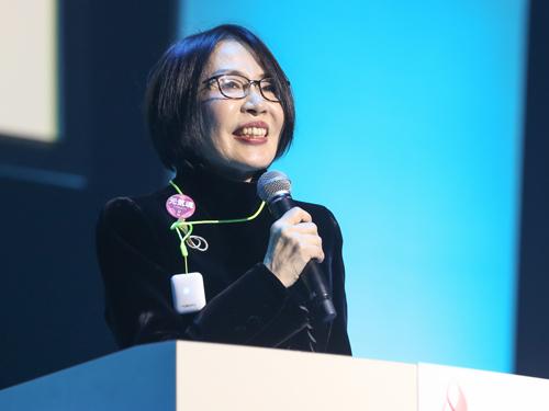 あいさつする和田佳子社長