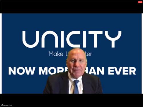 あいさつするヒューズＣＥＯ