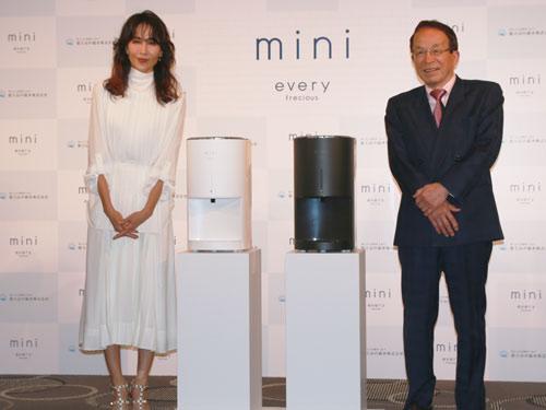 タレントの工藤静香と粟井英朗社長（写真右）