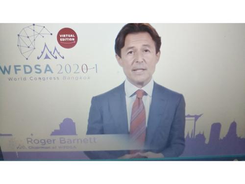 基調講演を行うＷＦＤＳＡのロジャー・バーネット会長