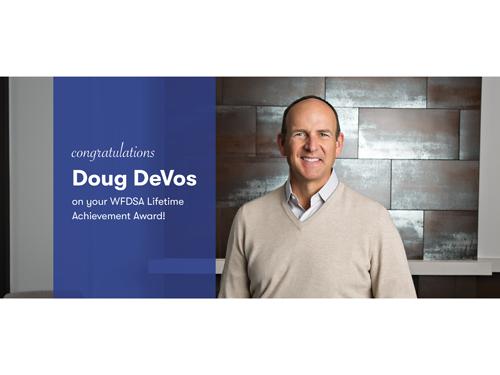 ＷＦＤＳＡ永年功労賞を受賞したダグ・デヴォス氏