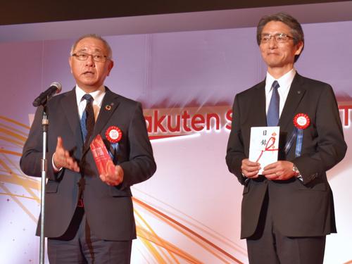 総合グランプリを受賞した上新電機の金谷隆平社長（写真左）と高橋徹也専務