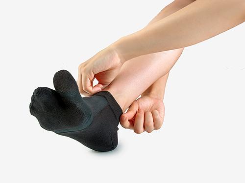 足袋タイプの「ひねりの効いた外反母趾サポーター」