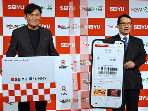 説明会に楽天グループの三木谷浩史社長（写真左）と西友の大久保恒夫社長が登壇