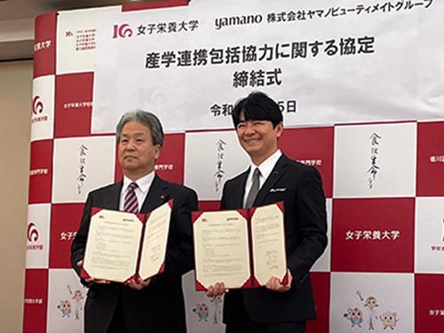 締結式の様子（写真右＝山野幹夫社長）