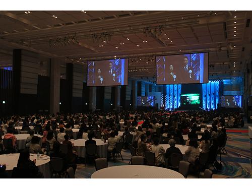 会員約８００人が参集した会場の様子