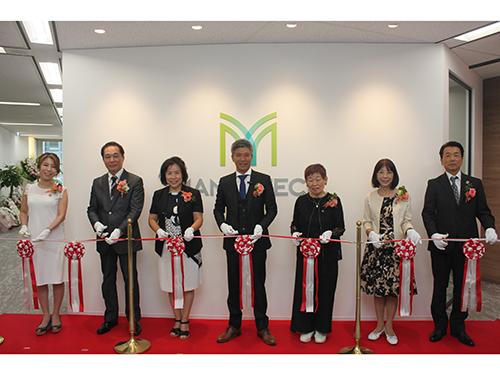 オープニングセレモニーにて、テープカットを行った