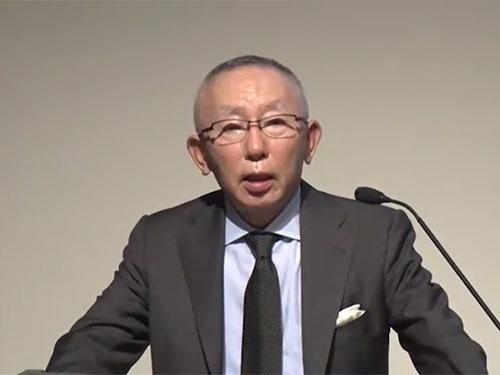 決算説明会で事業方針を語る柳井正社長