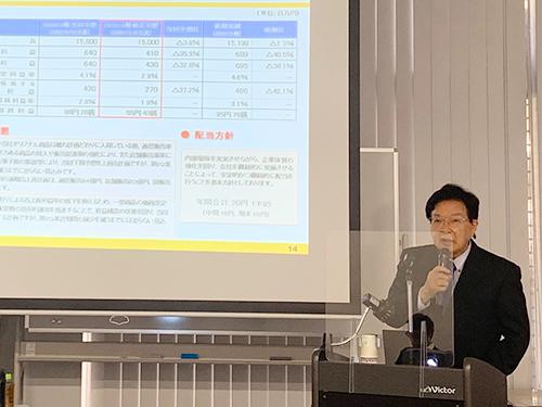決算説明会で話す伊原社長
