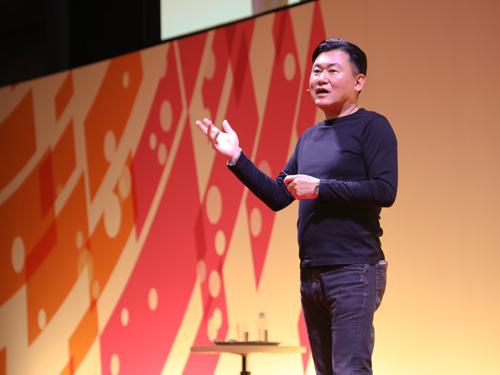 新春カンファレンスに登壇した三木谷浩史社長