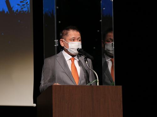 あいさつする齊藤勝久社長兼会長