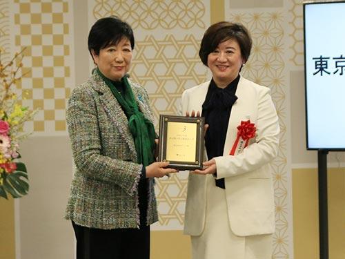 小池百合子都知事から盾を授与されるポーラ・及川美紀社長（写真右）