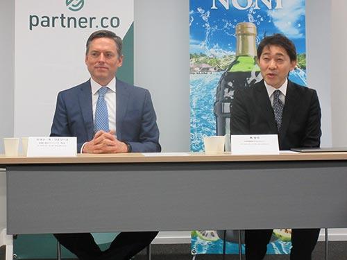 記者発表で説明するジョン・Ｒ・ワズワースＣＢ０（左）と勇史行ゼネラルマネージャー