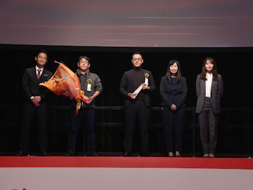 「コンタクトレンズＡｐｐｅａｌ」の堀井研二事業部長（写真左から2人目）と坂口将人取締役（写真左から３人目）