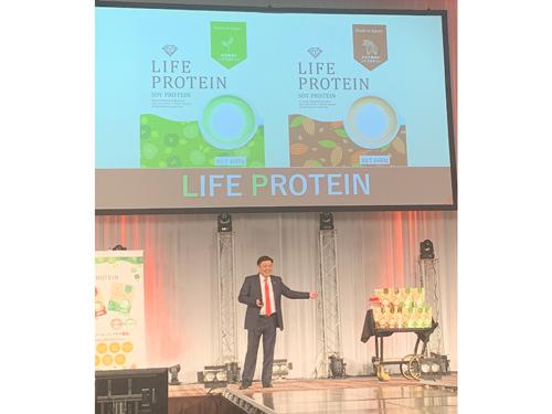 新商品の説明を行う近藤社長