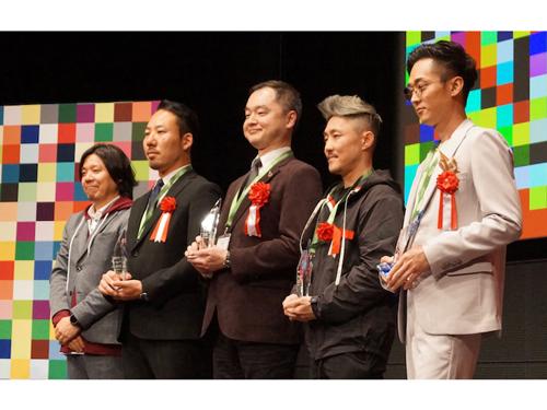 「Ｓｅｌｌｅｒ　ｏｆ　ｔｈｅ　Ｙｅａｒ」に選ばれたシュッピンのグローバル戦略部・小野新平副部長（写真中央）