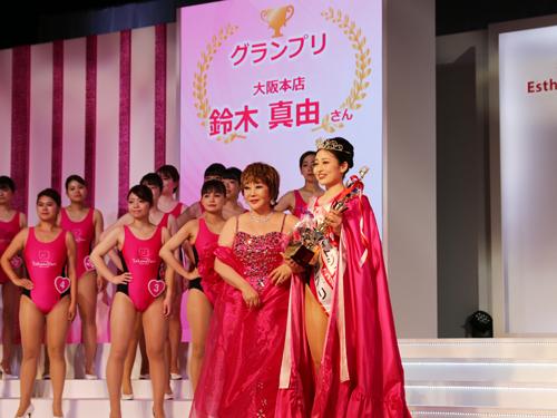 グランプリの鈴木真由さんをたかの友梨会長が祝福