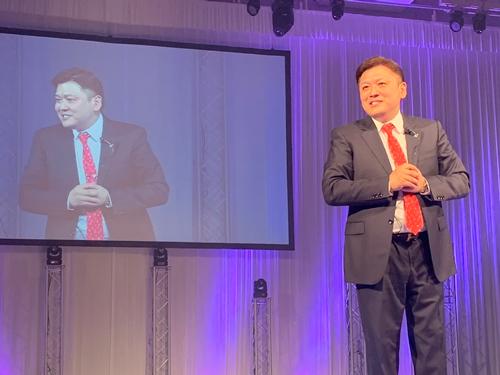 あいさつする近藤秀仁社長