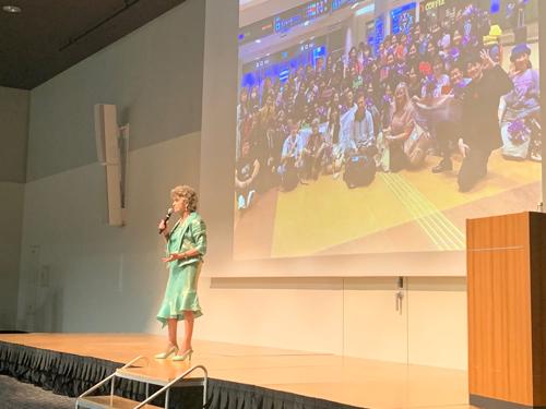 あいさつするメアリー・ヤングＣＥＯ