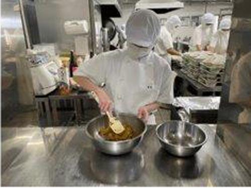 昆虫食を原料に生徒が給食を調理