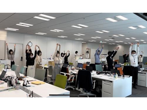 ヤクルト本社の全事業所で導入したストレッチの様子