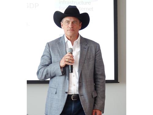 ｔｒｉｐｅ社　マイク・クレイヴィルＣＲＯ