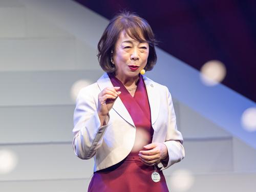 あいさつする藤原さなえ社長