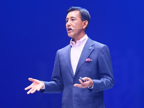 あいさつする小林和則社長