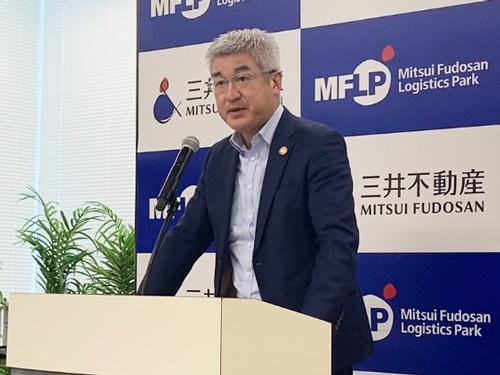 記者会見で発表するロジスティクス事業部長兼イノベーション推進室長の大間知俊彦氏