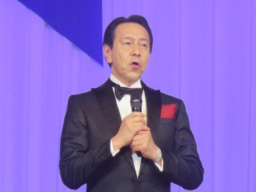 あいさつする真壁社長