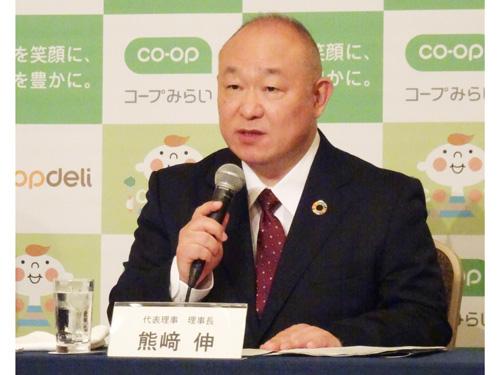 あいさつする熊崎伸理事長