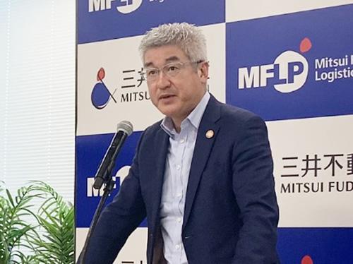 記者会見で発表するロジスティクス事業部長兼イノベーション推進室長の大間知俊彦氏