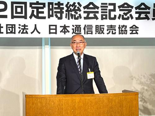懇談会であいさつする粟野光章会長