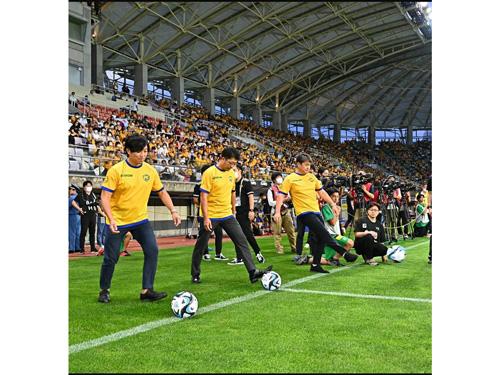 始球式でキックオフ