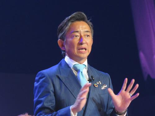 あいさつする徳田充孝社長