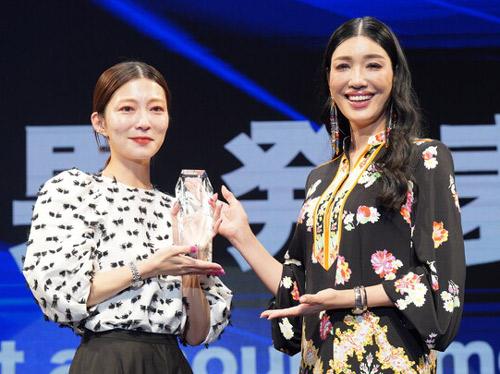 グランプリを獲得した仲希望さん（写真左）と審査員を務めたアンミカ