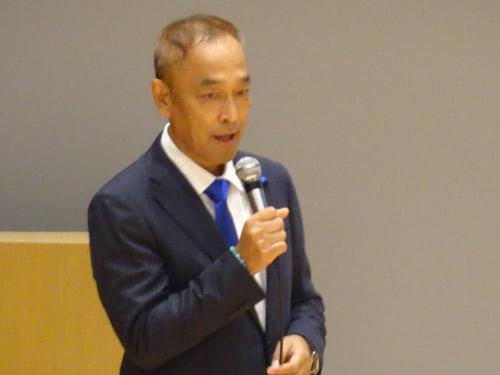 あいさつする増山巌社長