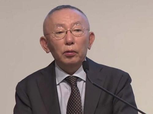 決算発表会で登壇した柳井正社長