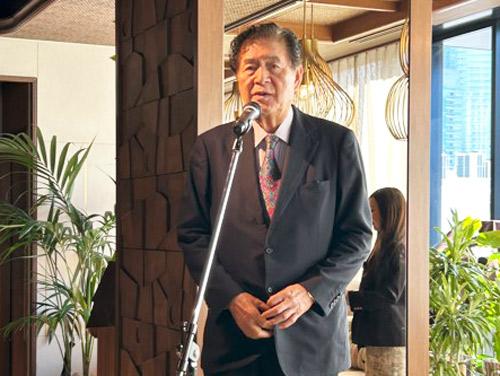 内覧会で施設について語る安野清社長