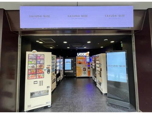 自販機店舗「KAKUDAI BASE」は店頭のデジタルサイネージで出品商品を紹介