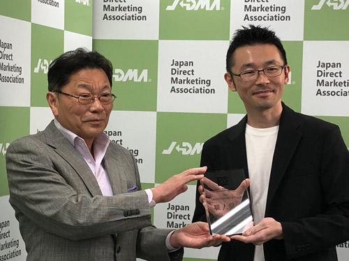 大賞を受賞した高橋万太郎氏（写真右）